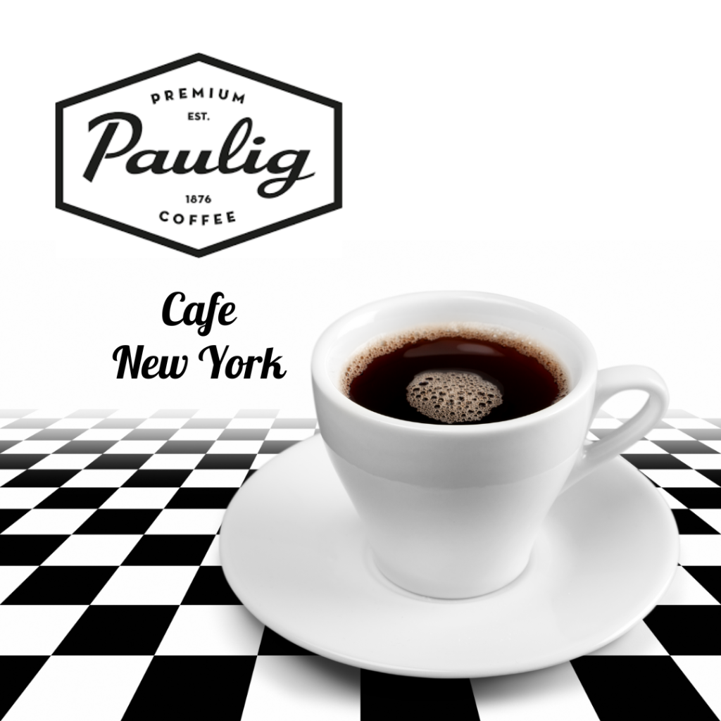 Kahviossamme keitetään maukasta Pauligin Cafe New York -kahvia. Kuvassa on kahvikuppi shakkiruutuisella pohjalla.