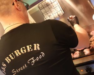 Yrittäjä-Juha työssään valmistamassa burgereita
