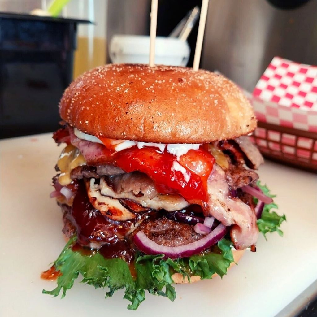 Erikoisburger: All-in-Burger asiakkaan toiveesta.
