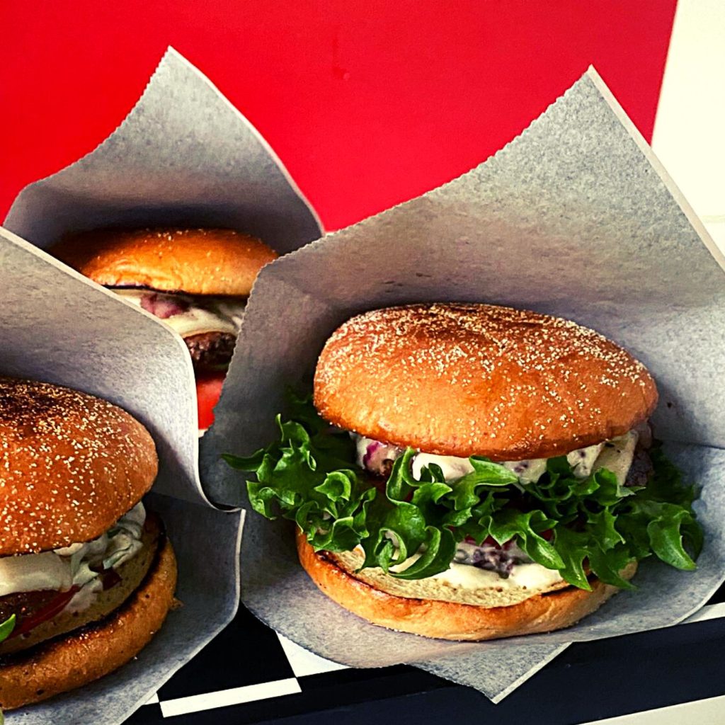 Katuruokaa parhaimmillaan! Maukkaita burgereita valmiina nautittaviksi.