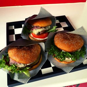 Menu: kolme maukasta burgeria valmiina nautittavaksi