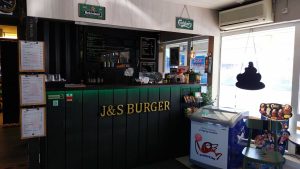 J&S Burger Grilli-Ravintolan vihreä myyntitiski