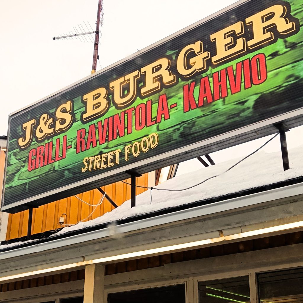J&S Burger Grilli-Ravintola-Kahvio -kyltti Iin liiketilan katolla