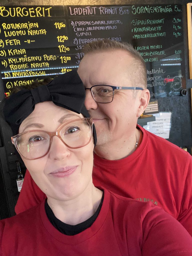 Juha ja Sanna - J&S Burgerin idearikas yrittäjäpariskunta